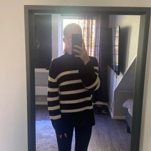 Stickad tröja - Säljer min randiga stickade tröja från Kappahl då den inte kommer till användning❤️Den är i nyskick och har bara använts 2 gånger. Går ut i armarna och har slits längs ner på tröjan. Köpt för 500kr❤️