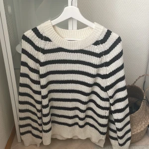 Stickad tröja - Svart vit tröja från hm