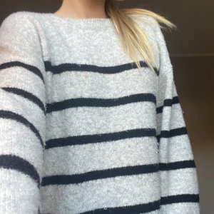 Stickadtröja - Här säljer jag min fina stickade tröja i bra skick. Använt cirka 5 ggr  och pris kan diskuteras nypris: 270kr. strl 164 men funkar som xxs och xs samt s❤️ den är stretch bar också 