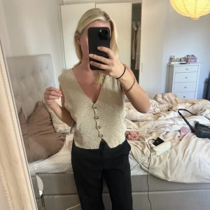 Topp - Guldig topp, köpt i Spanien. Aldrig använd därav prislapp kvar. Står ingen stl men jag skulle säga M❣️