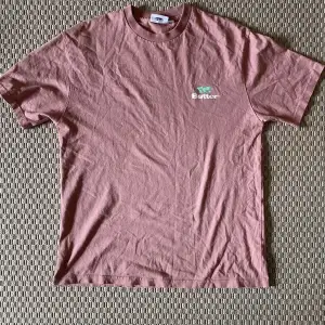 Ljusrosa T-shirt från Butter Goods i storlek M, använd två gånger väldigt bra skick 