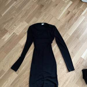 Svart långärmad klänning från Gina i storlek S. 100kr plus 60-80kr frakt