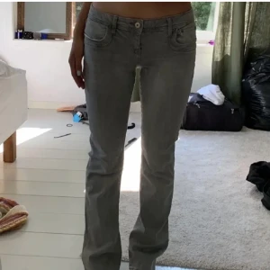 Gråa bootcut jeans! - Jag säljer dessa fina gråa jeans som jag själv köpt på Plick men tyvärr så var dom för korta för mig! Hon som jag köpte dom av sa att det var storlek 27/32 men jag skulle säga att dom är 27/30, i byxorna står det ”Size 00 short”. 