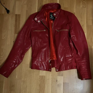 Röd läderjacka - En röd läderjacka, använd fåtal gånger! Jättefin men lite för liten🙏🏼Äkta läder💫