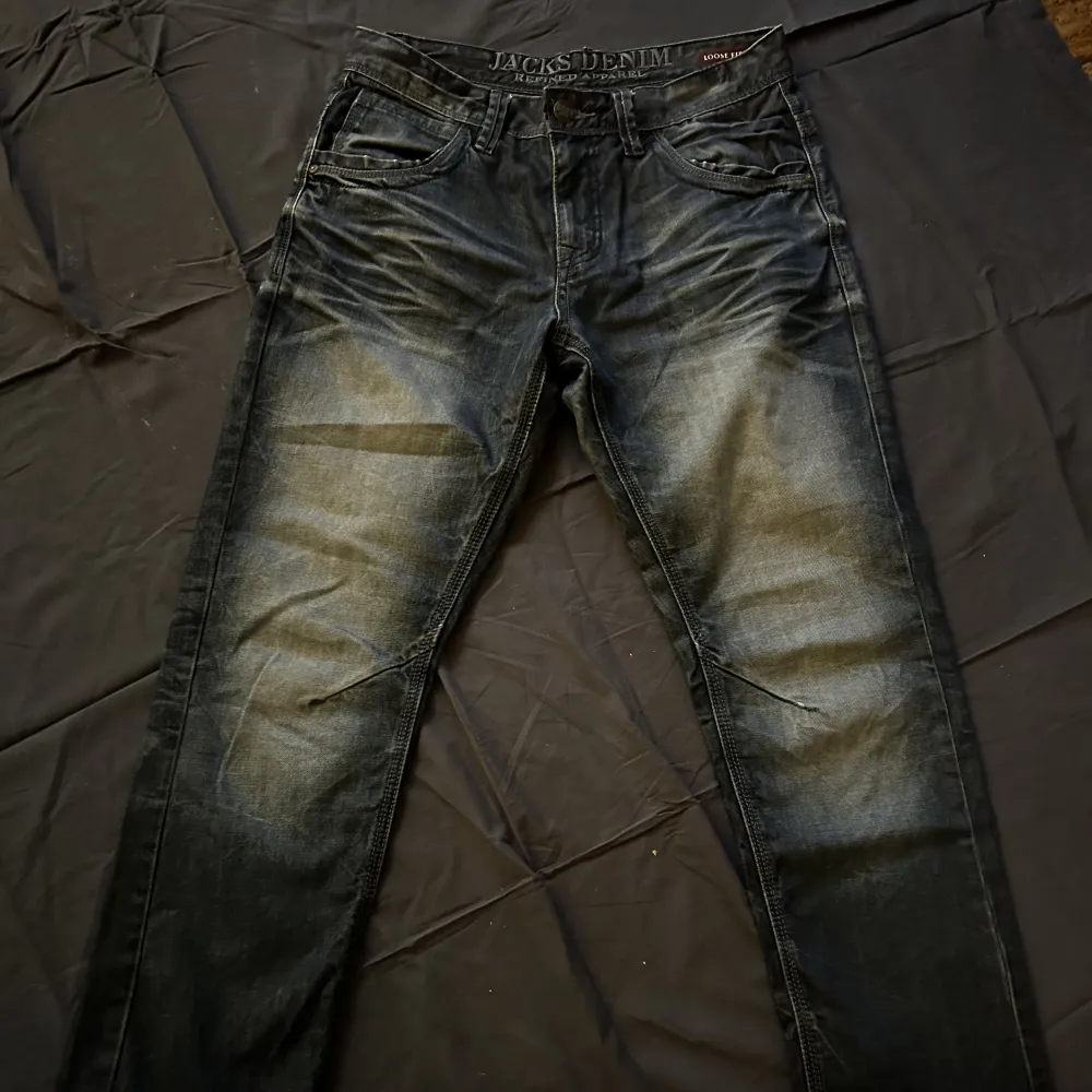Jättefina jeans som är blå/grå aktiga, jättefin färg. Ser lite vintage ut, dock så finns det en defekt skriv för fler bilder.. Jeans & Byxor.