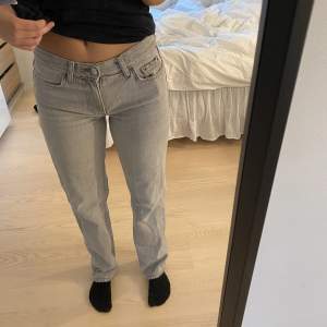 Low straight jeans från zara⭐️ använda fåtal gånger så skicket är fint