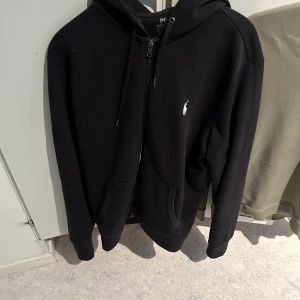 Ralph lauren zip hoodie  - Svart zip hoodie från Ralph Lauren i storlek S