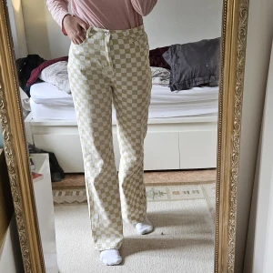 Rutiga byxor - Rutiga Jeans, rätt långa. Jag är 173 och det är precis så de inte nuddar marken när jag har de. 