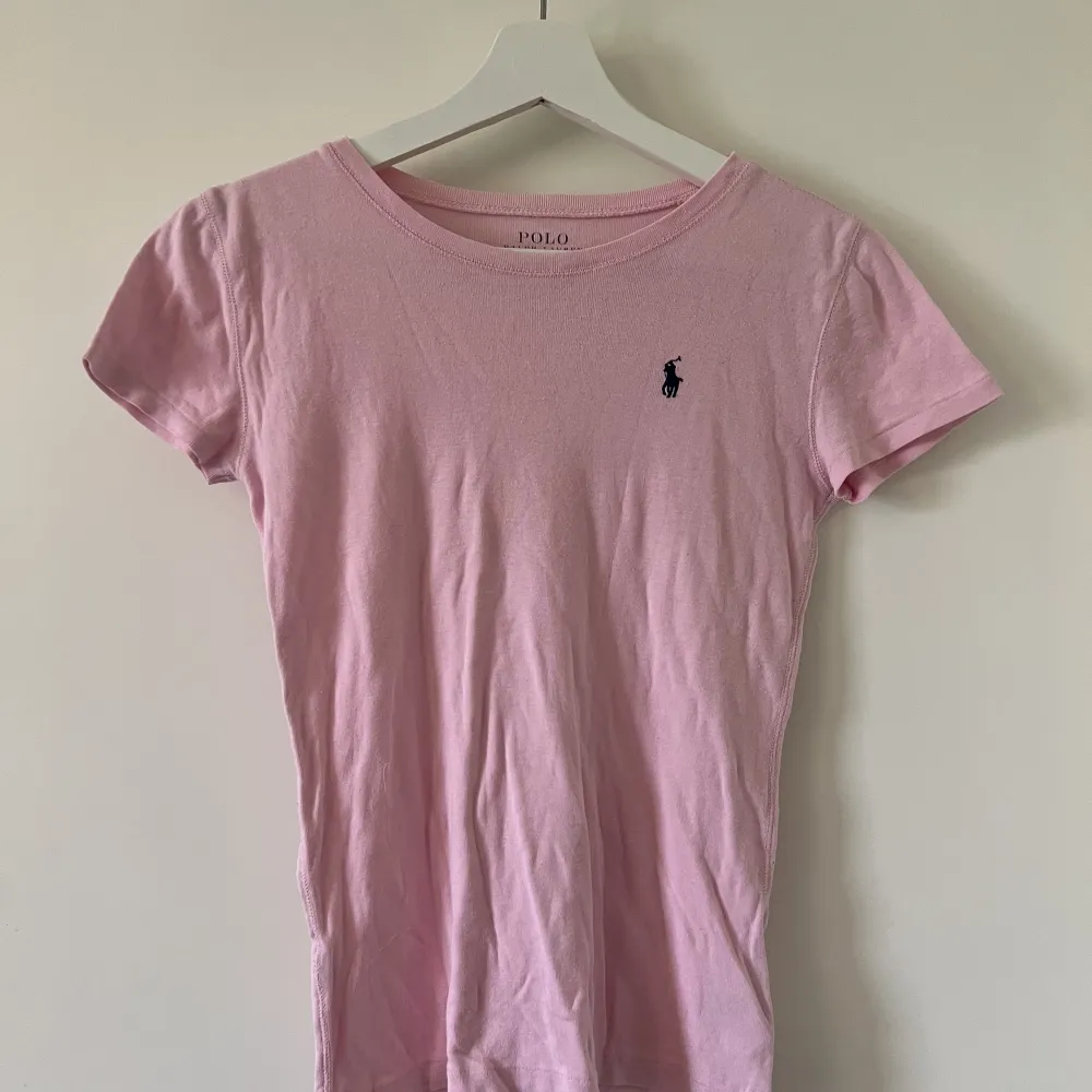 Fin rosa t-shirt från Polo Ralph Lauren som nu är för liten 💗 Den är i barnstorleken 12-14 år men skulle säga att den är som en XS, väl använd men i fint skick 💗Säljer  för 150kr, köpare står för frakt men kan också mötas upp 💗. T-shirts.