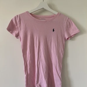 Fin rosa t-shirt 💗 - Fin rosa t-shirt från Polo Ralph Lauren som nu är för liten 💗 Den är i barnstorleken 12-14 år men skulle säga att den är som en XS, väl använd men i fint skick 💗Säljer  för 150kr, köpare står för frakt men kan också mötas upp 💗