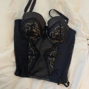 Korsett - Super snygg korsett topp ifrån Mariemeili, Den är i storlek 80 C och kostar 200kr + frakt 