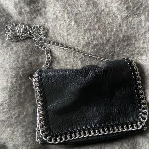 Tiamo väska  - (Lägger upp igen då bugivaren drog dig ut!!) Säljer denna väska ifrån tiamo då den inte kommer till någon användning längre. Bra skick förutom några få missfärgningar på metallen men ingen som syns! (se bild 3🩷) Nypris:550kr