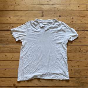 En vit T-shirt med krage