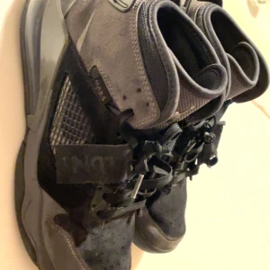 Jordan air 270 Mars grey  - Skorna är i  använt skick men hela. Riktigt sköna skor eftersom den har en luftbubbla som dämpning i bak. Perfekta att spela basket i eller bara gå runt i. 