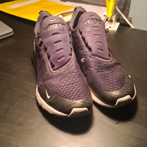 Nike skor  - Säljer för att dom är försmå/pris kan diskuteras och mer bilder kan fås 