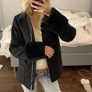 Höst jacka - Säljer snyggaste jackan med päls vid ärmarna!! 💕💕perfekta höstjackan helt enkelt! Köp gärna genom ” köp nu” för en smidig affär. ( Jag har själv gjort jackan kortare genom att sy upp den) så denna finns ej att köpa) ☺️