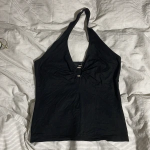 Y2k halterneck topp - Säljer denna då den inte kommer till användning längre. Har inga defekter förutom lite trådar som kan klippas bort💘