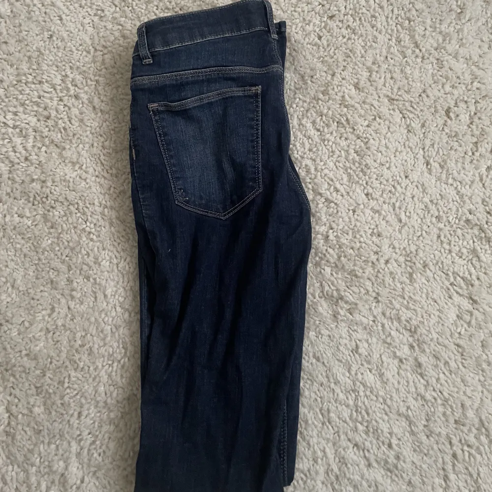 Ett par låg midjade jeans i mörk blå, är 164 och de är lite för långa med 3 cm, storlek 28 vet inte längden, jag har en storlek 34 och de passar bra, jätte fina jeans . Jeans & Byxor.
