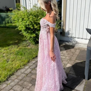 Balklänning  - Finaste balklänningen säljes! Använd på 2 baler, sticker ut och är så vacker. Ljusrosa med glitter och off shoulder. Från dressroom Linné. Perfekt för dig som ska på studentbal. Budgivning vid fler intresserade🩷