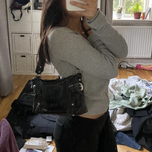 Väska - Supersöt och cool väska, som passar till allt🎀 köpt secondhand men är i superfint skick. Skriv vid funderingar💞