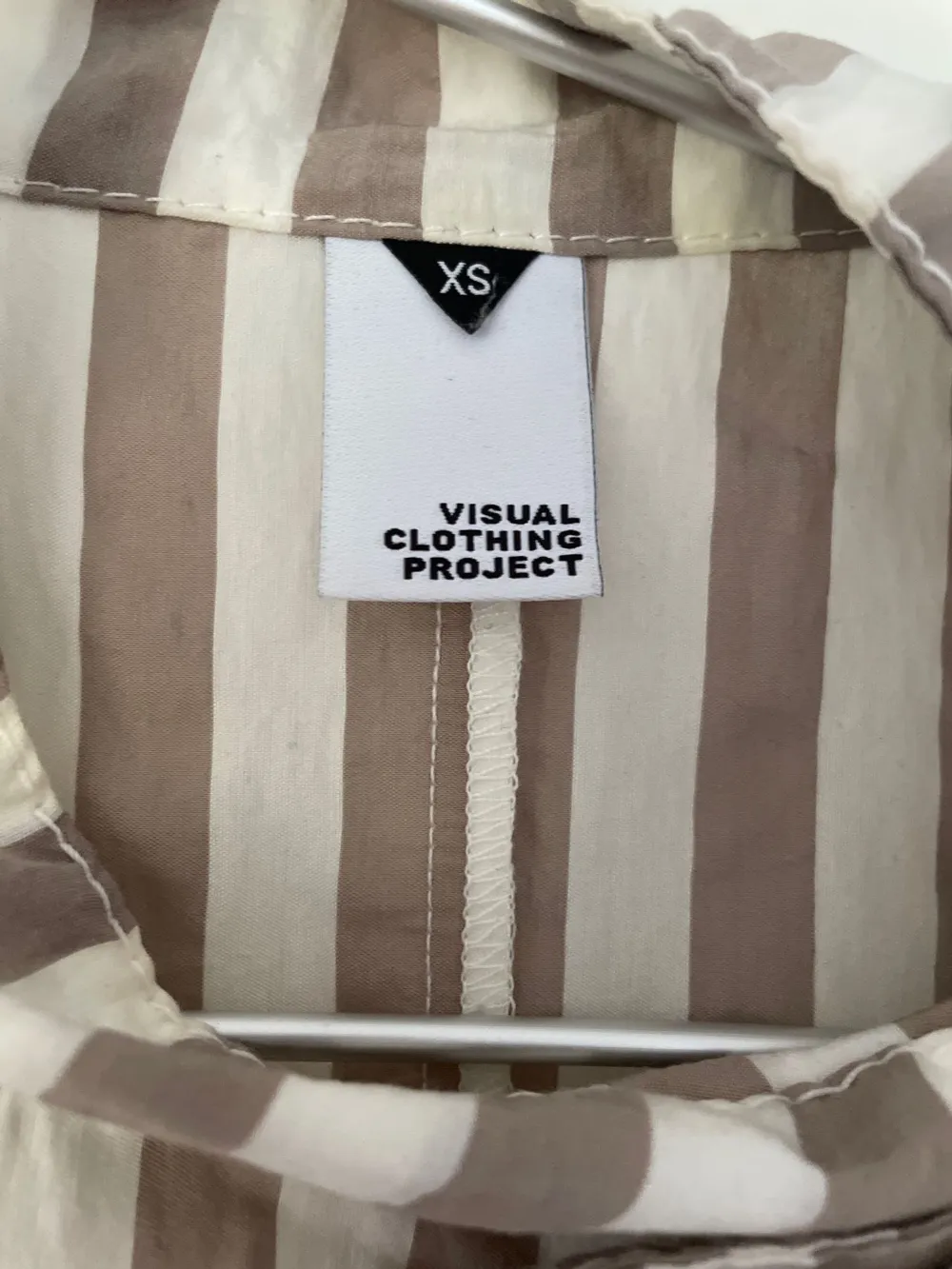 Blus från Visual Clothing Project, modell Toffee striped. Använd, men utan anmärkning.  Storlek: XS Material: 86% viskos, 14% polyamid. Blusar.