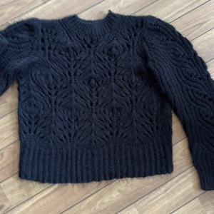 Stickad tröja - Mysig mjuk tröja. Använd men hel. 