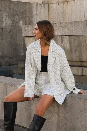 Sanna Jörnvik x Nakd set - Nypris 1249. Säljer shorts och blazer/jacka. Köpt i somras. Stolek 34. Som nytt! Finns kvar på NA-KD.