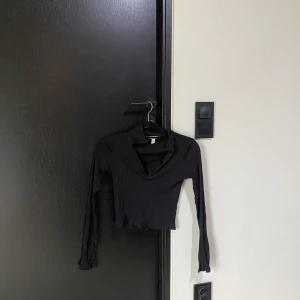 Svart långärmad tröja  - Svart långärmad tröja från HM i storlek Xs. oanvänd, 70kr