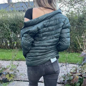 Grön höst/vår jacka  - Fin jacka i bra skick som jag nyligen köpte men inte använder. 