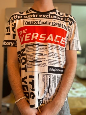 versace t-shirt  - fett versace tröja andvänd men bra o snygg 