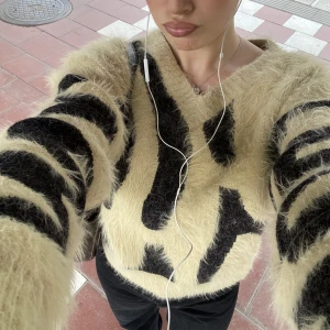 Tröja från Weekday - Cute tröja från Weekday, använd få gånger🤍frakt tillkommer