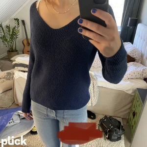Blå stickad tröja  - Blå off the shoulder stickad tröja❤️ färgen syns tydligare på bild två❤️