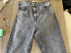 Jeans Calvin Klein  - Jeans hög midja, något kortare längd. L30. Snygg slitning. 