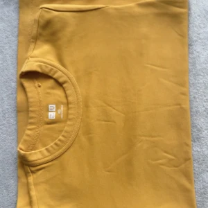 en orange tröja - en xs tröja