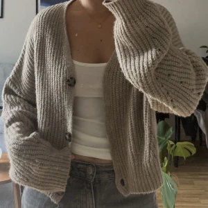 Stickad kofta  - Stickad beige kofta från NA-KD. Supermysig nu till hösten. Storlek S. 