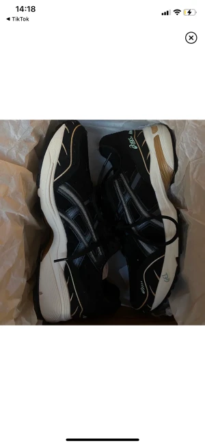 Asics skor - Asics träningsskor skor model GEL-1090, testade de en gång utomhus men insåg direkt att de var förstora för mig som brukar använda storlek 40. Skorna är alltså i princip i nyskick!💕 Nypris ca 1600