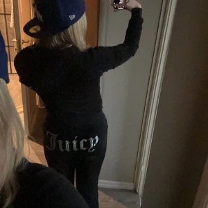 Svarta juicy - Säljer detta juicy sett, jätte bra skick! Passar mig som e ca 160 lång❤️ text på överdelen och underdelen 