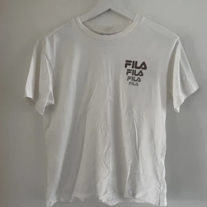 Fila T-shirt  - Jättefin vit fila tisha, Använd kanske 2ggr max. 😊
