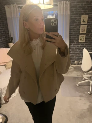 Nakd kappa - Kappa från nakd, köpt förra vintern i storlek 36. Använd få gånger så är så gott som ny, endast lite nopprig. Men de är inget som syns 