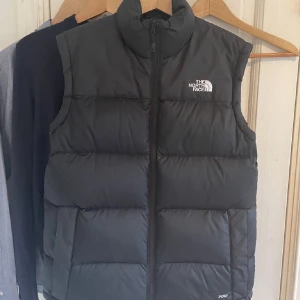 the north face väst  - Säljer min the north face väst köpt för 1100, säljer för 350! Mycket fint skick och knappt använd, lite för stor för mig:)