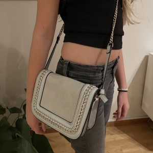 Väska - Säljer denna väska med kedja. Den är i fint skick!