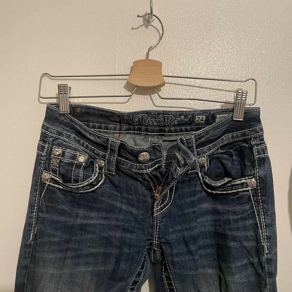 Säljer dessa supersnygga jeans då det ej passar mig ❤️benen är lösa men ej helt utsvängda ❤️Midjemått: 74cm runt och 37 rakt över Innebensmått: 78cm Har tyvärr ej bild med dom på . Jeans & Byxor.