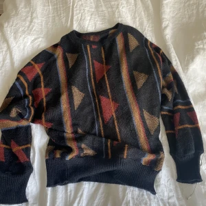 Stickad tunn tröja  - Stickad tröja i tunt material. Passar S-M