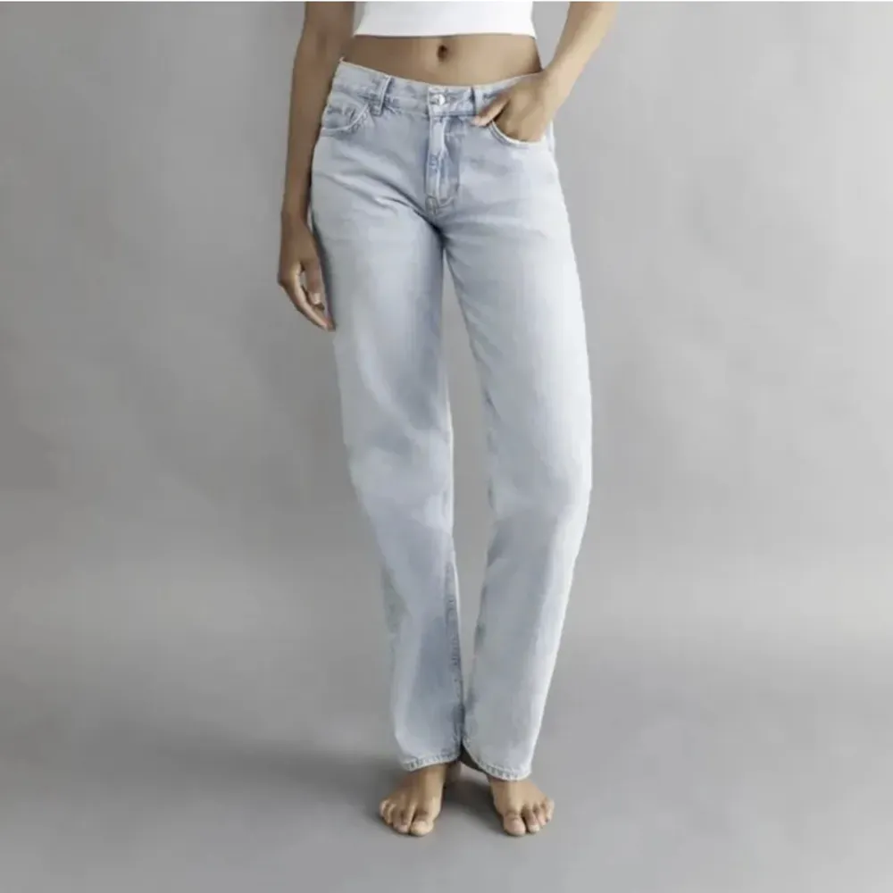 Slutsålda lågmidjade jeans från Gina, supersnygga och i nyskick💗köpte för 500kr, skriv för mer bilder eller funderingar!. Jeans & Byxor.