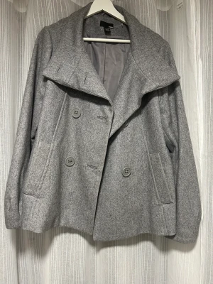 Kappa - Grå kappa perfekt till hösten, säljs då den inte kommer till användning! Köpt på Plick för ett år sen men är från hm💗