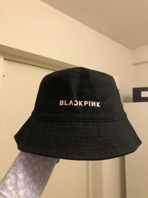 Blackpink kpop buckethat/fiskarhatt - Säljer denna buckethat/fiskehatt från H&Ms collab med blackpink. Fint skick, endast använd en gång. Kontakta vid frågor!