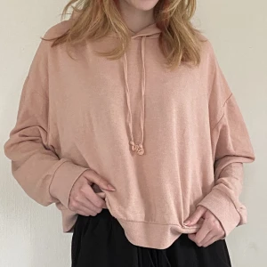 Cropped hoodie - Rosa cropped hoodie i bra skick. Använd men har inga tecken på skador.