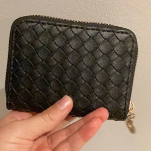 Plånbok - Har använts men är i jätte bra skick! Så mycket plats! Passar perfekt i handväskan❤️❤️köpte för 100kr säljer för 60kr.