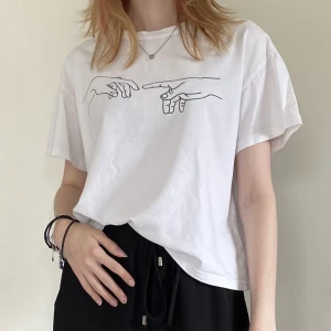 T-shirt - Vit t-shirt i bra skick med tryck. 