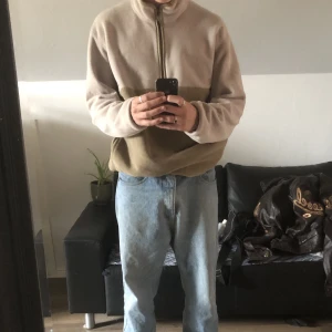 UNI QLO fleece tröja - Hej! Säljer denna snygga beiga fleece tröja. Den är i nyskick och har inte används mycket alls. Hör gärna av dig vid intresse!😁